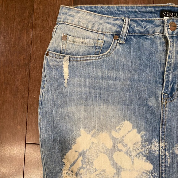 GENTLY WORN SIZE 12 VENUS DENIM MINI SKIRT WITH ACID WASH AND IS DISTRESSED - Picture 4 of 10